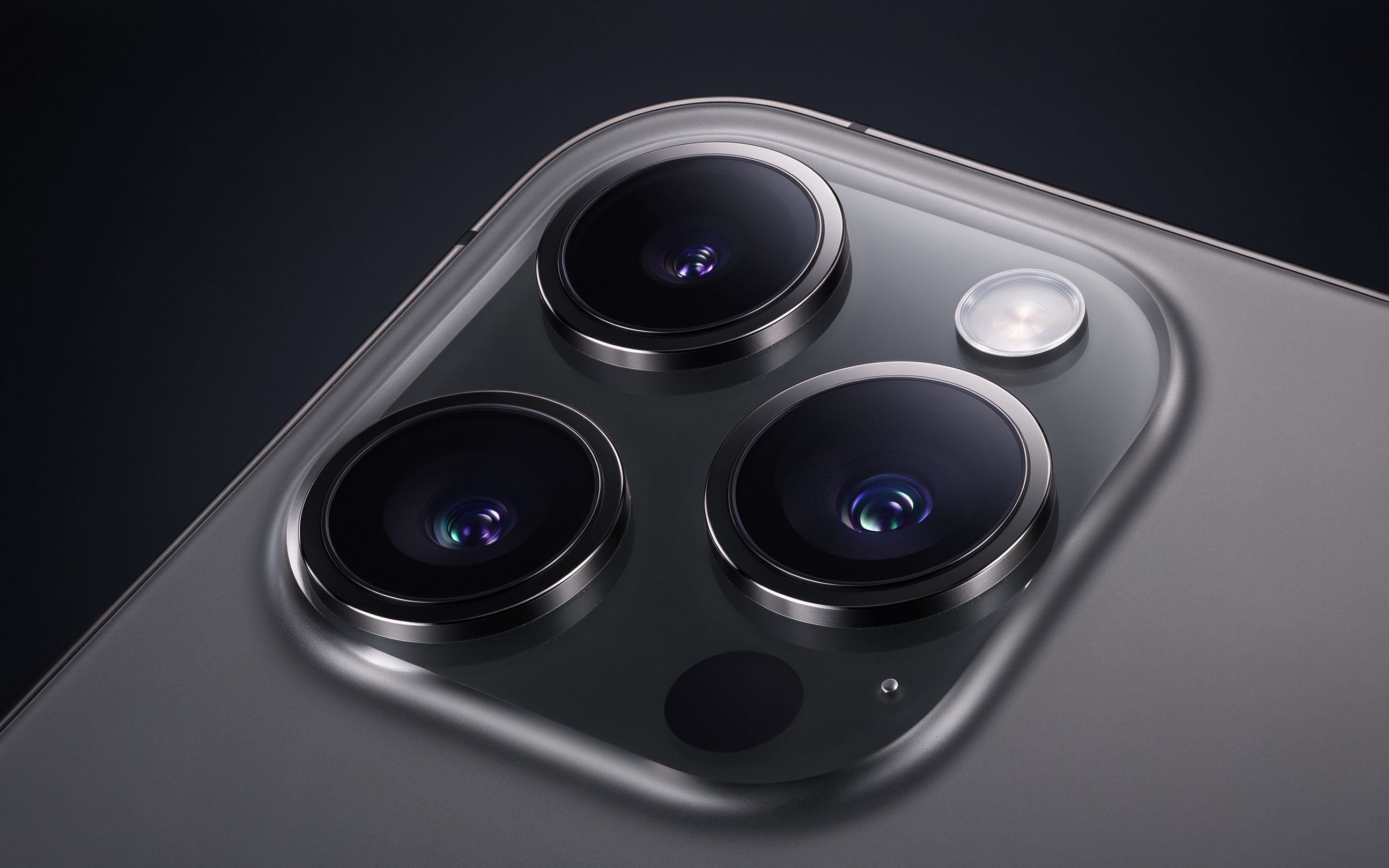 iPhone 18 Pro 4800万像素三摄系统特写，展示主摄、超广角、长焦三颗镜头的精致细节